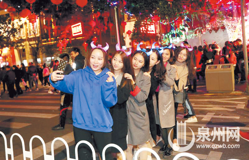 好姐妹一起留下青春回忆 好姐妹一起留下青春回忆