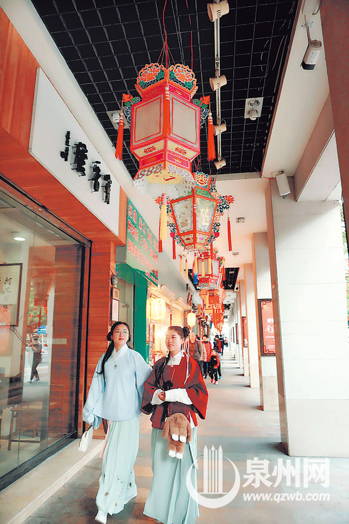 许女士和赵女士早早到新门街赏灯（记者王丽虹 文/图）