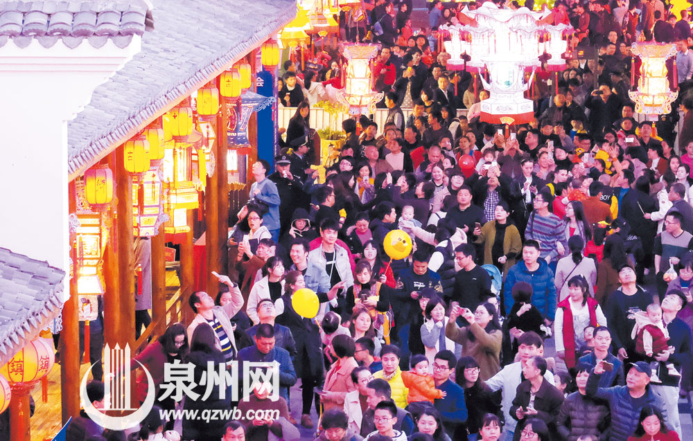 昨晚,三大花灯展区继续迎来众多市民游客,图为人潮汹涌的中骏世界城展区。(陈起拓 摄) 昨晚,三大花灯展区继续迎来众多市民游客,图为人潮汹涌的中骏世界城展区。(陈起拓 摄)