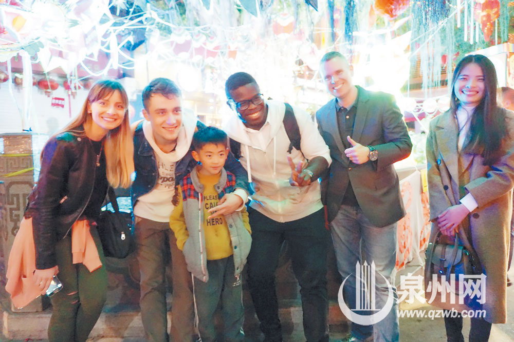 Miracle(右二)与友人在花灯前合影 Miracle(右二)与友人在花灯前合影