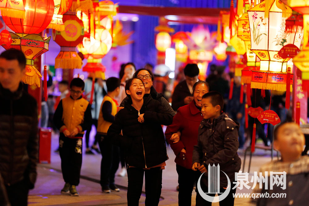 晚上,元宵花灯展东海泰禾广场展区,市民畅游在灯海里(陈晓东 摄) 晚上,元宵花灯展东海泰禾广场展区,市民畅游在灯海里(陈晓东 摄)
