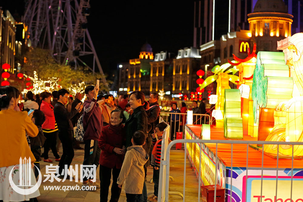 晚上,元宵花灯展东海泰禾广场展区,市民畅游在灯海里(陈晓东 摄) 晚上,元宵花灯展东海泰禾广场展区,市民畅游在灯海里(陈晓东 摄)