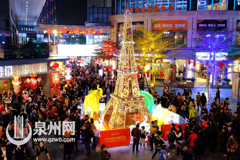中骏世界城展区迎来大批赏灯人。(陈起拓 摄) 中骏世界城展区迎来大批赏灯人。(陈起拓 摄)