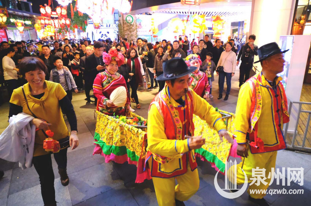 中骏世界城展区迎来大批赏灯人。(陈起拓 摄) 中骏世界城展区迎来大批赏灯人。(陈起拓 摄)