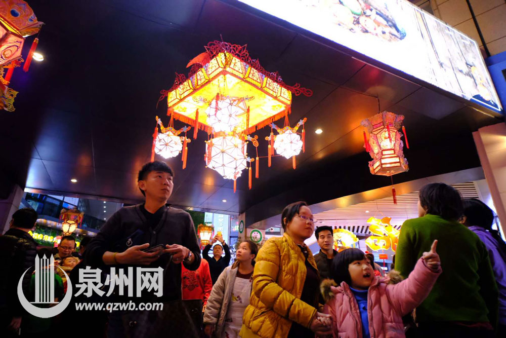开心赏灯。(陈起拓 摄) 开心赏灯。(陈起拓 摄)