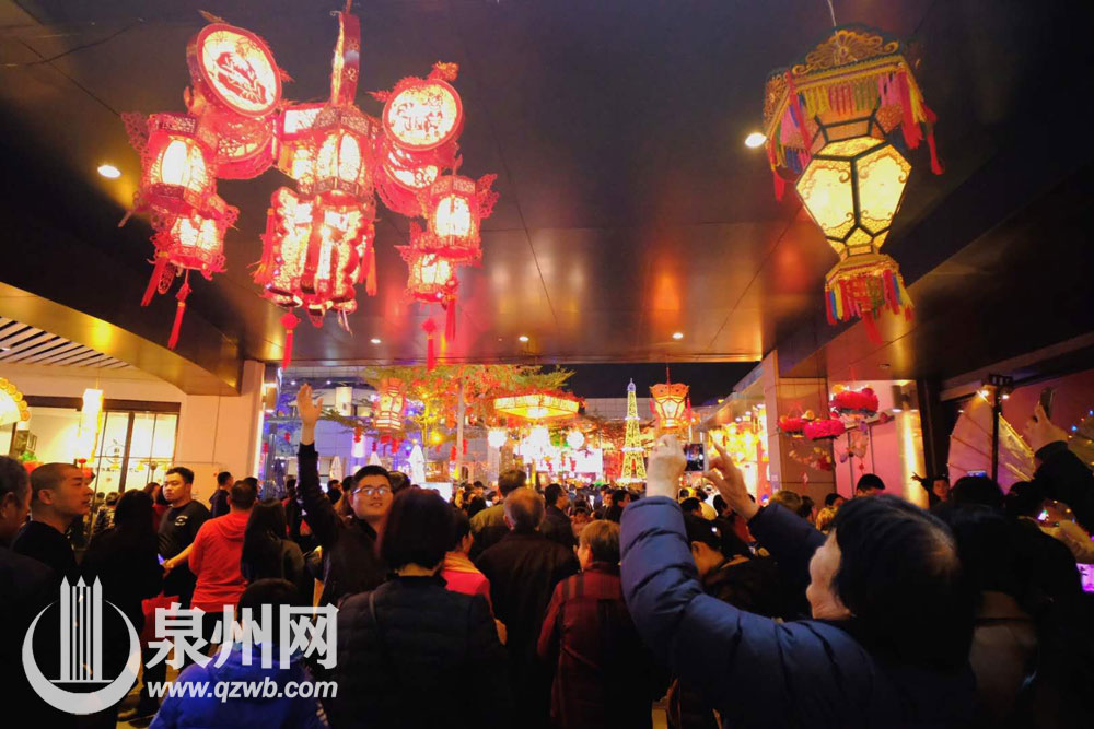 开心赏灯。(陈起拓 摄) 开心赏灯。(陈起拓 摄)