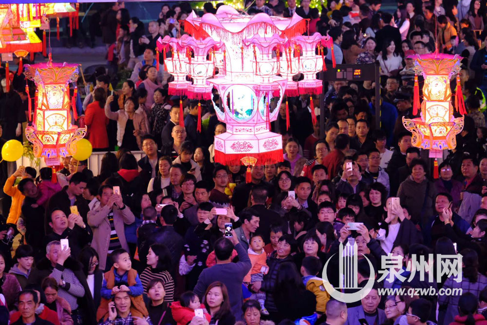 开心赏灯。(陈起拓 摄) 开心赏灯。(陈起拓 摄)