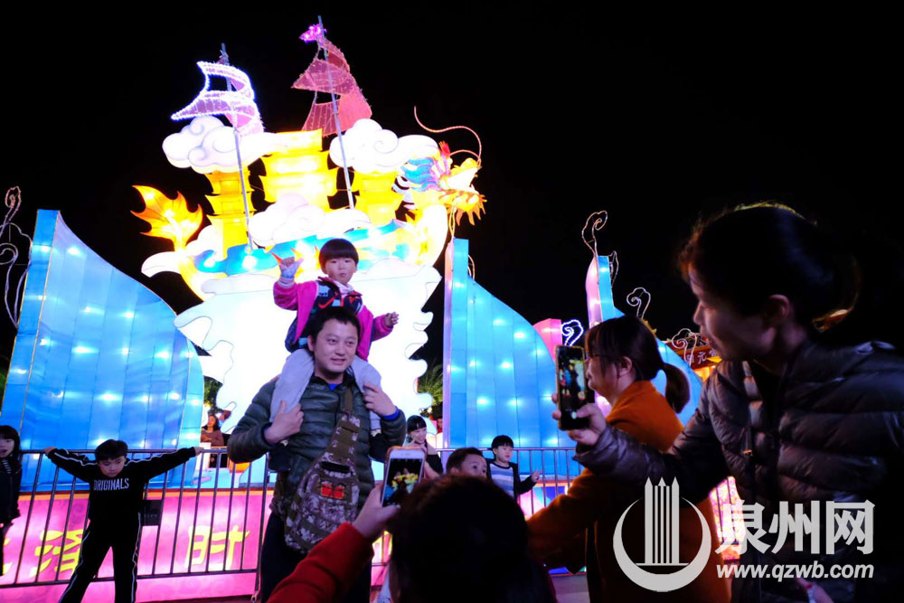 开心赏灯。(陈起拓 摄) 开心赏灯。(陈起拓 摄)