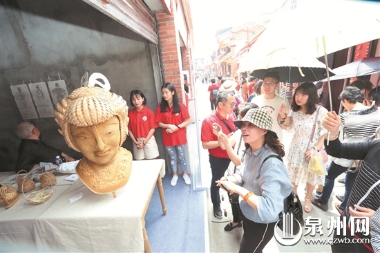 精美的非遗竹编让游客惊叹不已