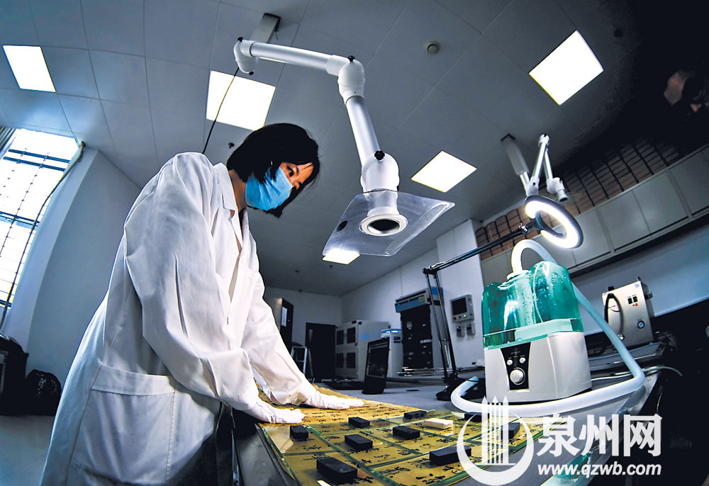 工作人员检查文物时，安装在天花板的半自动中央吸尘清洗系统吸头不间断作业，吸走扬尘。（陈起拓 陈小阳 /图）