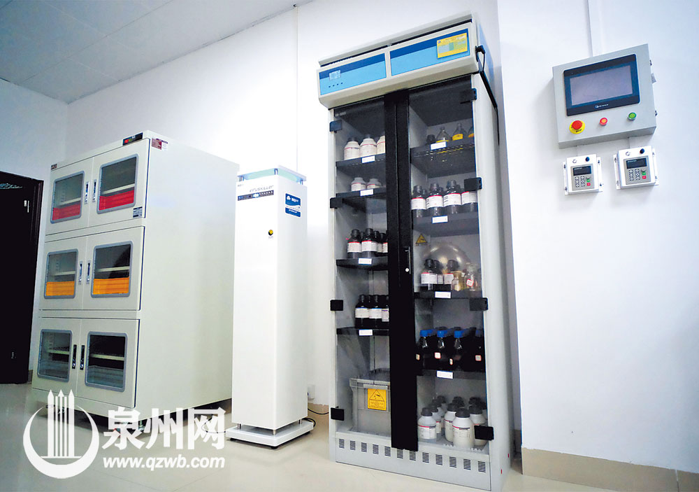 移动式湿度控制典藏柜、空气杀菌净化器、净化型化学药品存储柜。（陈起拓 陈小阳 /图）