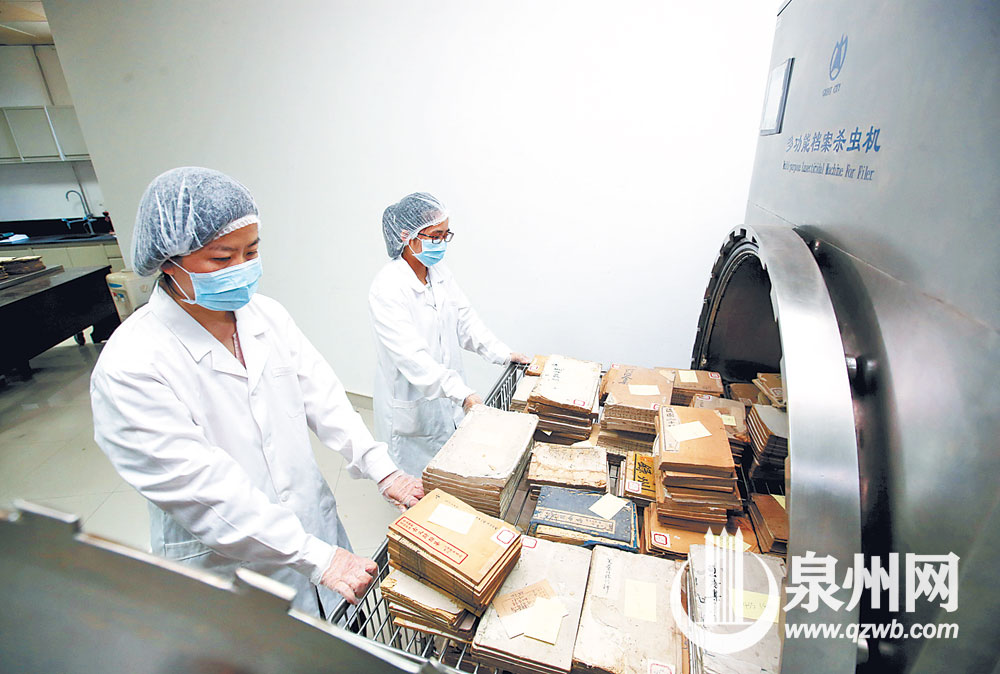 用多功能档案杀虫机给古籍杀虫（陈起拓 陈小阳 /图）