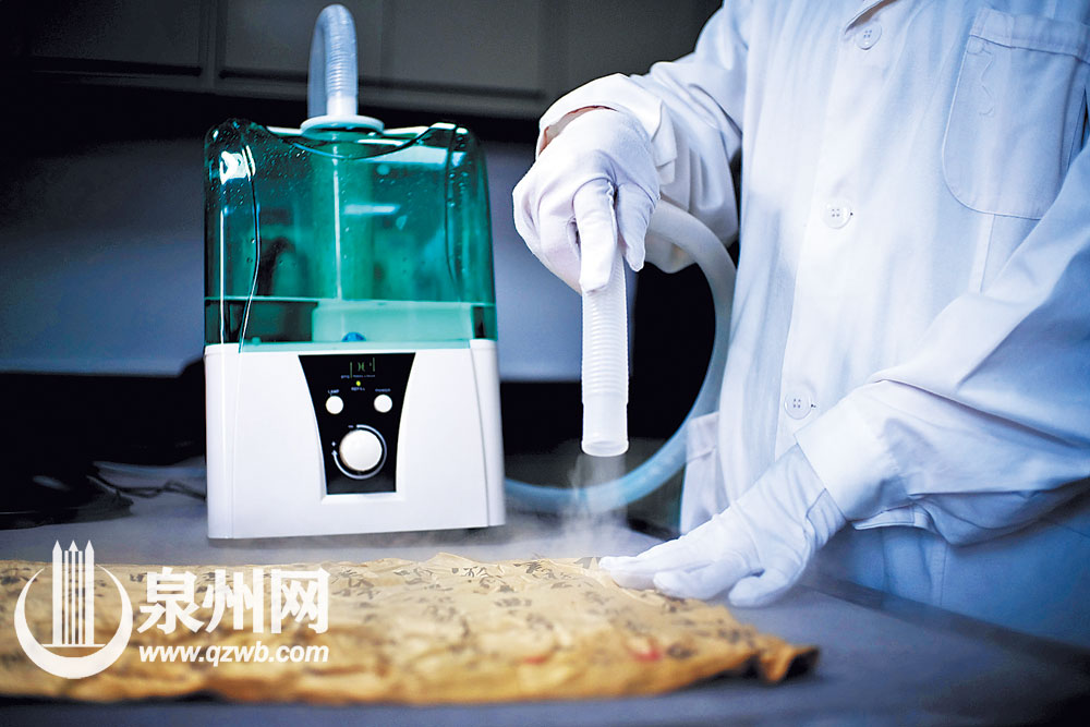 专用喷笔式清洗机用来给文物回潮（陈起拓 陈小阳 /图）