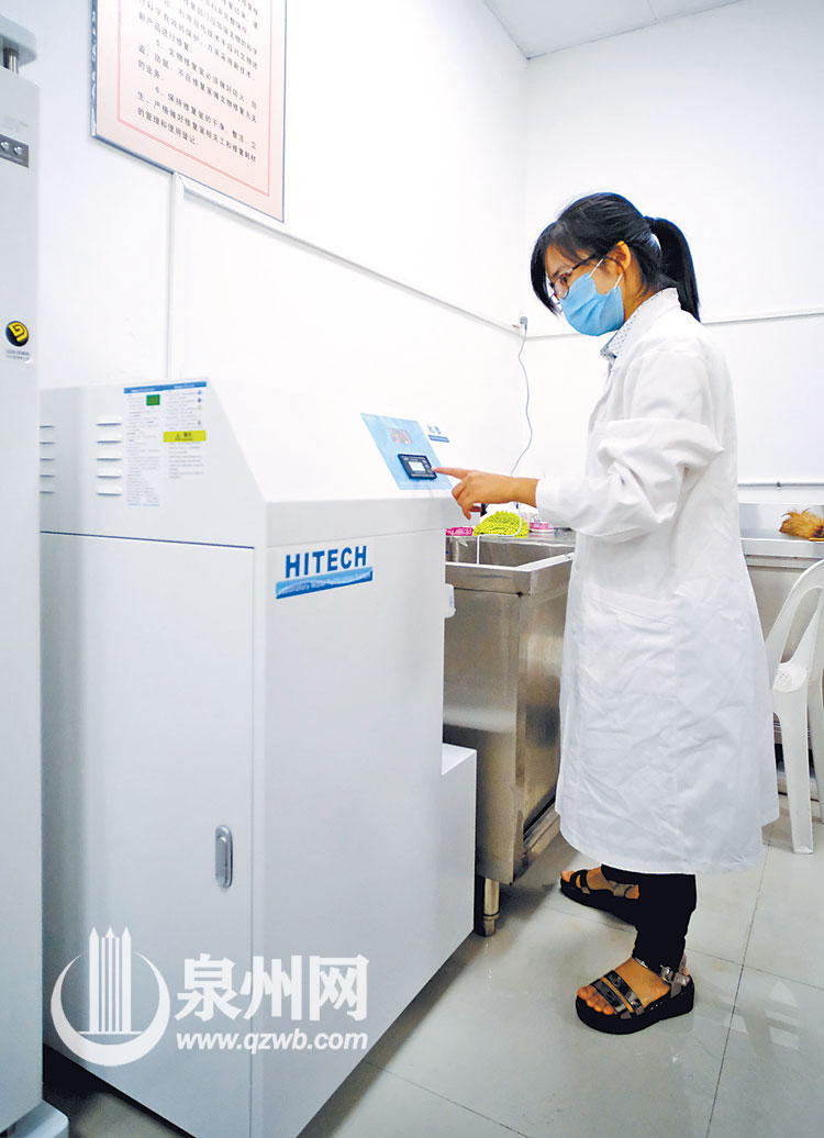 使用纯水机净化水质，并去除水中的氯离子。（陈起拓 陈小阳 /图）