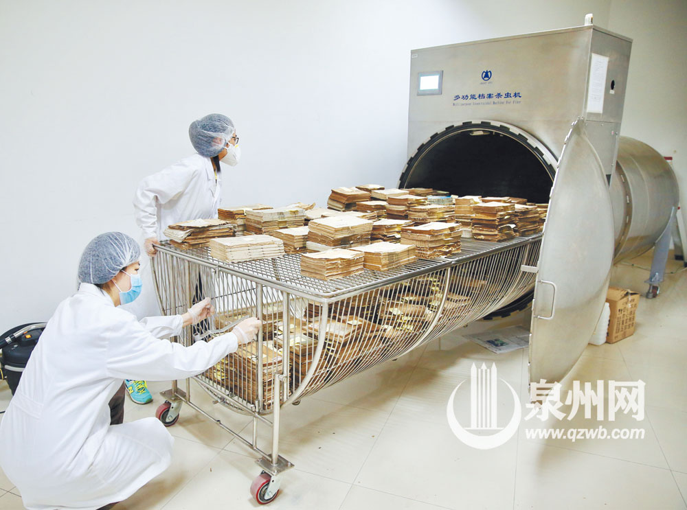 将古籍放入档案杀虫机进行杀菌消毒（潘登 张素萍 /图）