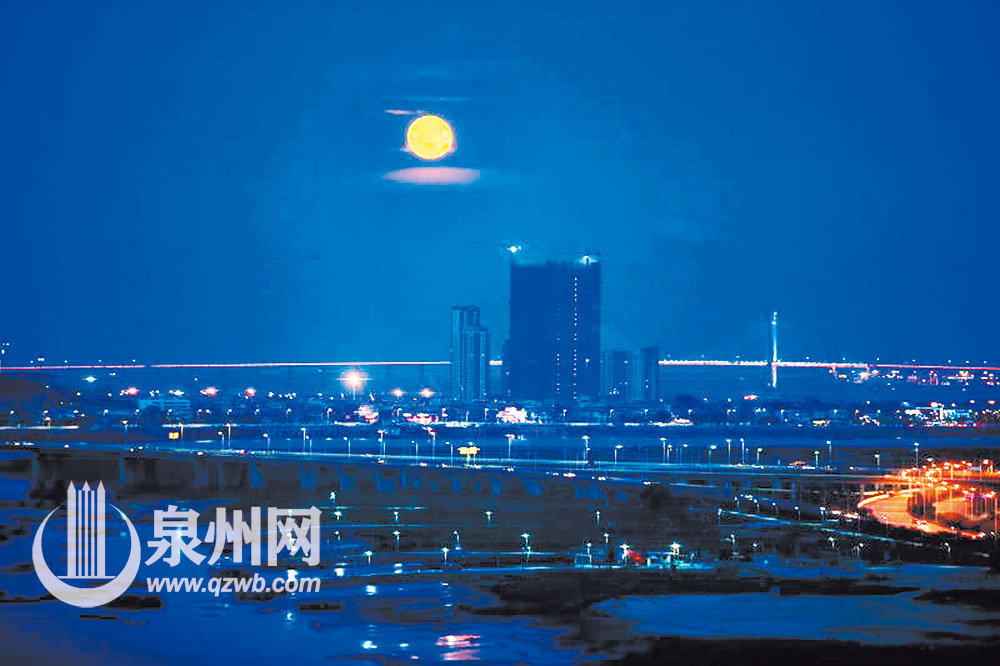 一轮圆月从东海方向的海平面升起，与蓝蓝泉州湾交相辉映，美不胜收