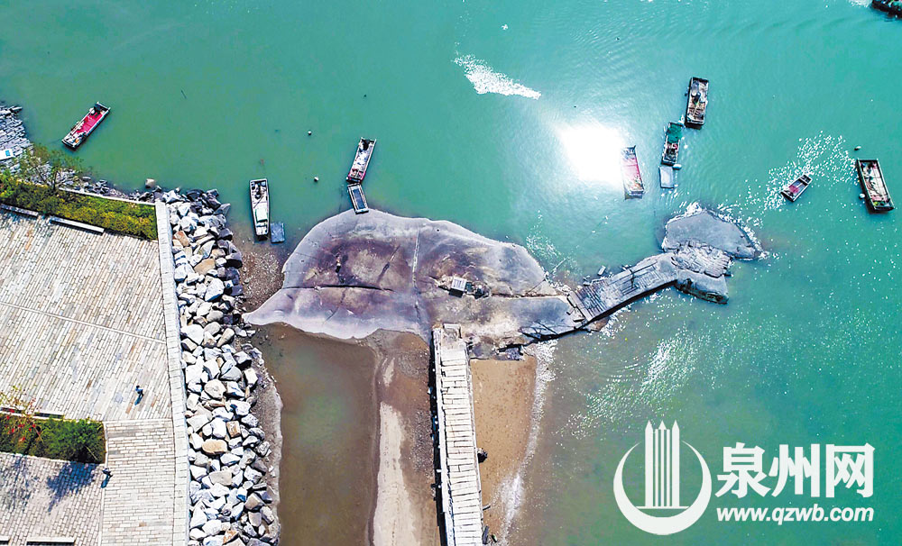 石狮蚶江林銮渡,从空中俯瞰渡口这块天然礁石,犹如一只水中的小海豚。 石狮蚶江林銮渡,从空中俯瞰渡口这块天然礁石,犹如一只水中的小海豚。