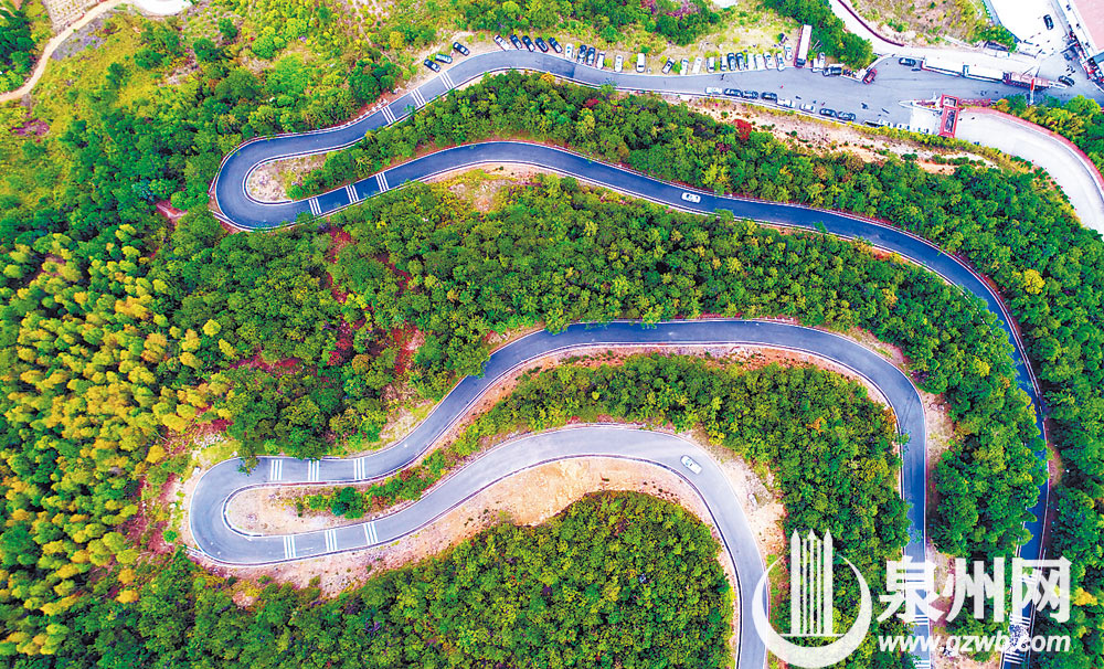 前往永春雪山风雅颂的道路,从空中俯瞰犹如两只天鹅在窃窃私语。 前往永春雪山风雅颂的道路,从空中俯瞰犹如两只天鹅在窃窃私语。