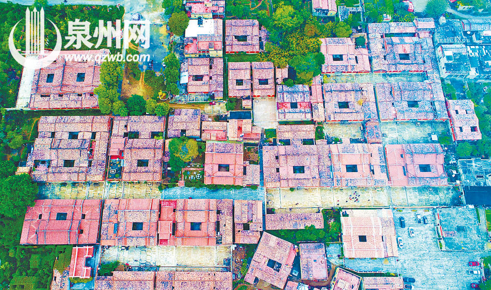 南安官桥蔡氏古民居,从空中看古厝和天井就是一个个回家的“回”字。 南安官桥蔡氏古民居,从空中看古厝和天井就是一个个回家的“回”字。