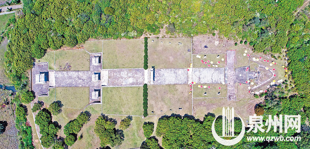 位于惠安的清代名将施琅将军的墓园,从空中俯瞰犹如一艘蓄势待发的军舰。 位于惠安的清代名将施琅将军的墓园,从空中俯瞰犹如一艘蓄势待发的军舰。