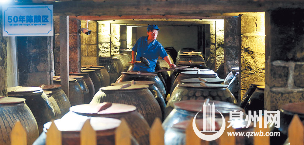 昏黄的灯光下,安静的地窖里,偶尔有工人进来掀动盖子,搅动醋坛,促进陈酿老醋发酵。 昏黄的灯光下,安静的地窖里,偶尔有工人进来掀动盖子,搅动醋坛,促进陈酿老醋发酵。