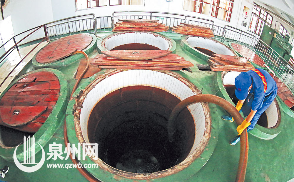 要制醋,先酿酒。糯米跟红粬同时被引入发酵池。 要制醋,先酿酒。糯米跟红粬同时被引入发酵池。