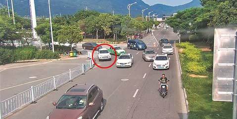白色小车(画圈处)违停在出口处,导致车辆通行缓慢。 白色小车(画圈处)违停在出口处,导致车辆通行缓慢。