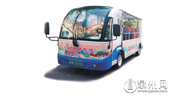 身着花衣裳的小白