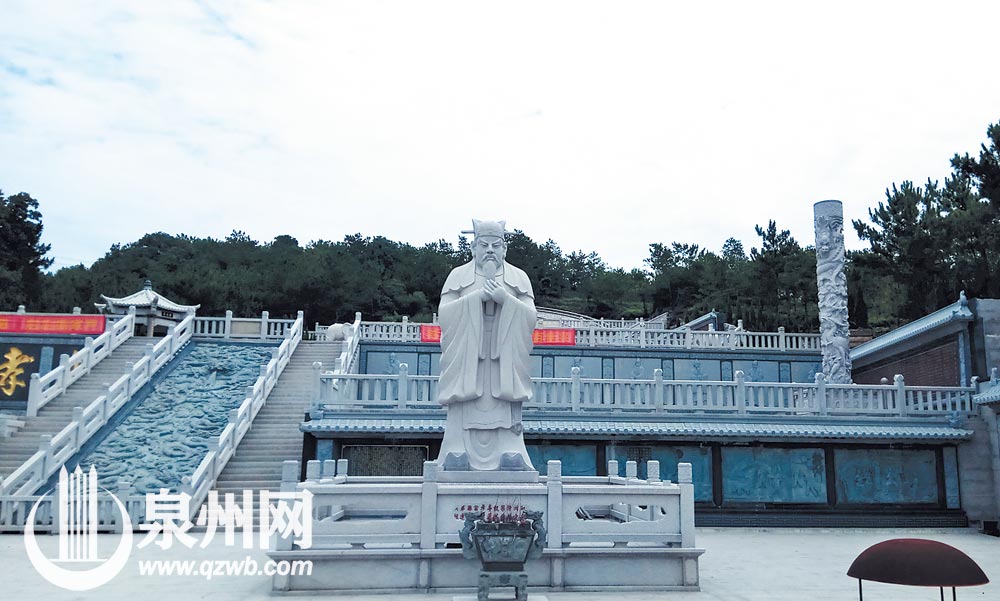 傅实陵园内有巨大石雕像 傅实陵园内有巨大石雕像