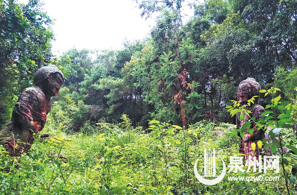 握剑石将军守护着陵墓,威武气势令人肃然。 握剑石将军守护着陵墓,威武气势令人肃然。