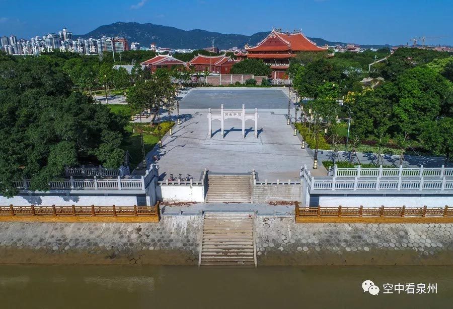 上图:北滨江公园石笋园的渡头和古渡广场。 上图:北滨江公园石笋园的渡头和古渡广场。