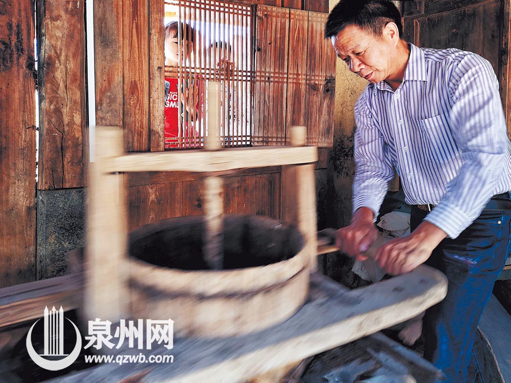 制茶技艺代代传,茶乡的孩子从小耳濡目染,他们中的一些是未来的茶人。 制茶技艺代代传,茶乡的孩子从小耳濡目染,他们中的一些是未来的茶人。