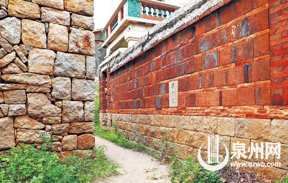 红墙上嵌着石敢当(黄碧琼 摄) 红墙上嵌着石敢当(黄碧琼 摄)