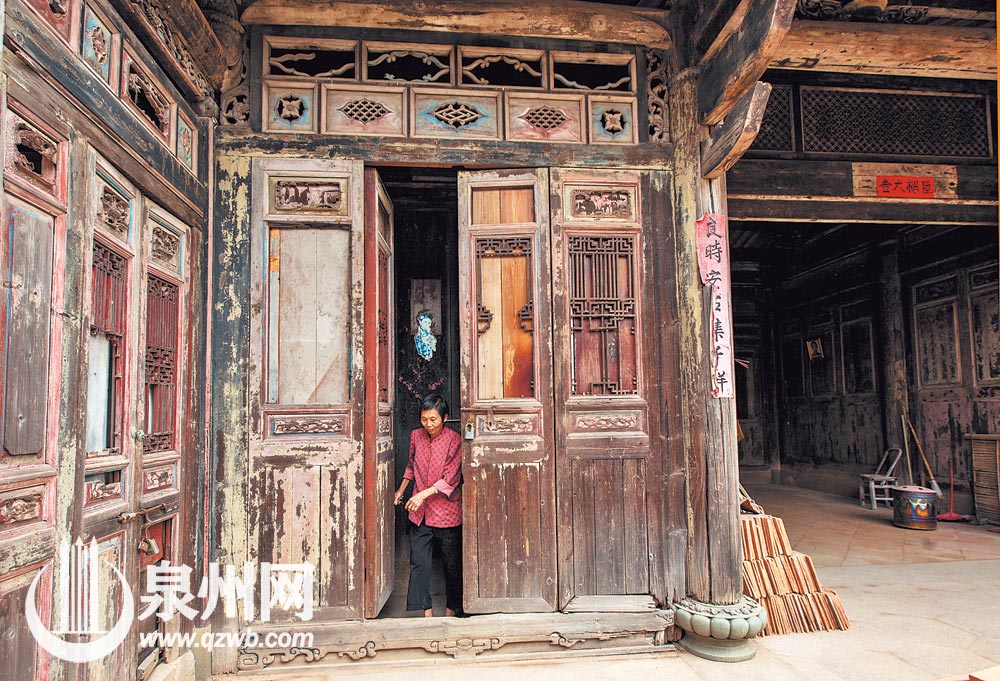 雕梁画栋已斑驳,那是时光的雕刻。(辛培玲 摄) 雕梁画栋已斑驳,那是时光的雕刻。(辛培玲 摄)