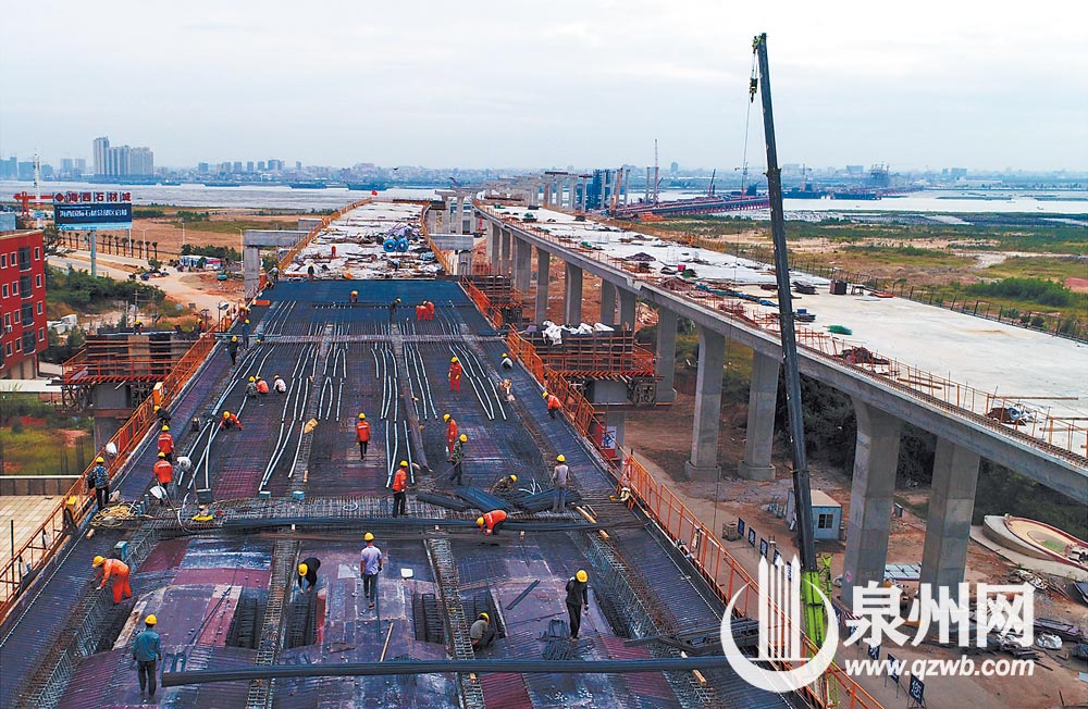 宽阔的桥面上，遍布着工人们穿梭往来、挥洒汗水的身影。（陈英杰 摄）