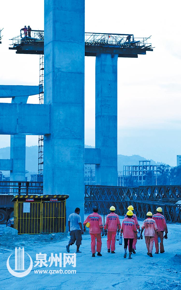 天刚蒙蒙亮，工人就来到了工地。（戴仲达 摄）