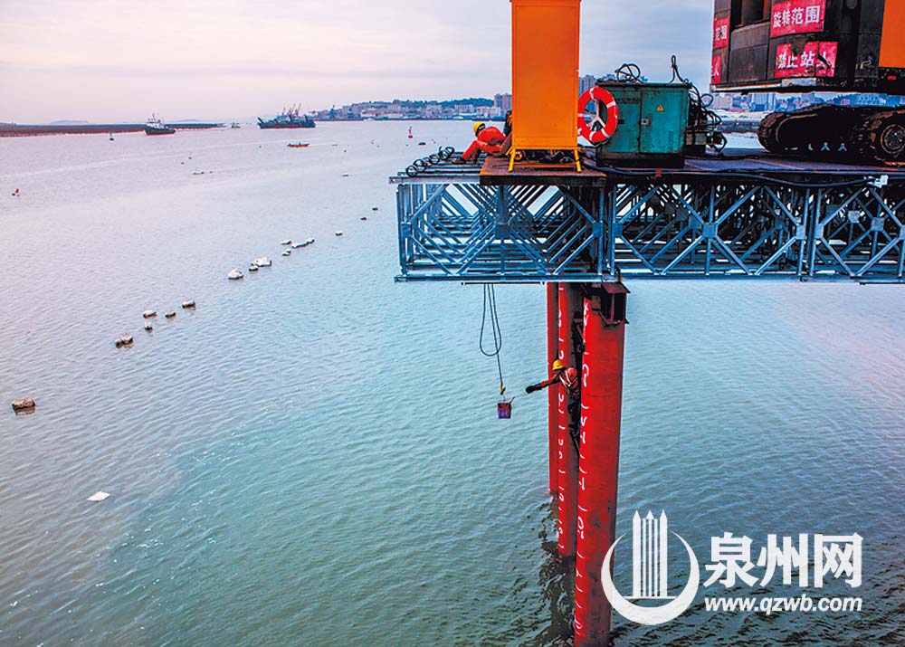 海上施工，凡事都要格外小心。（辛培玲 摄）