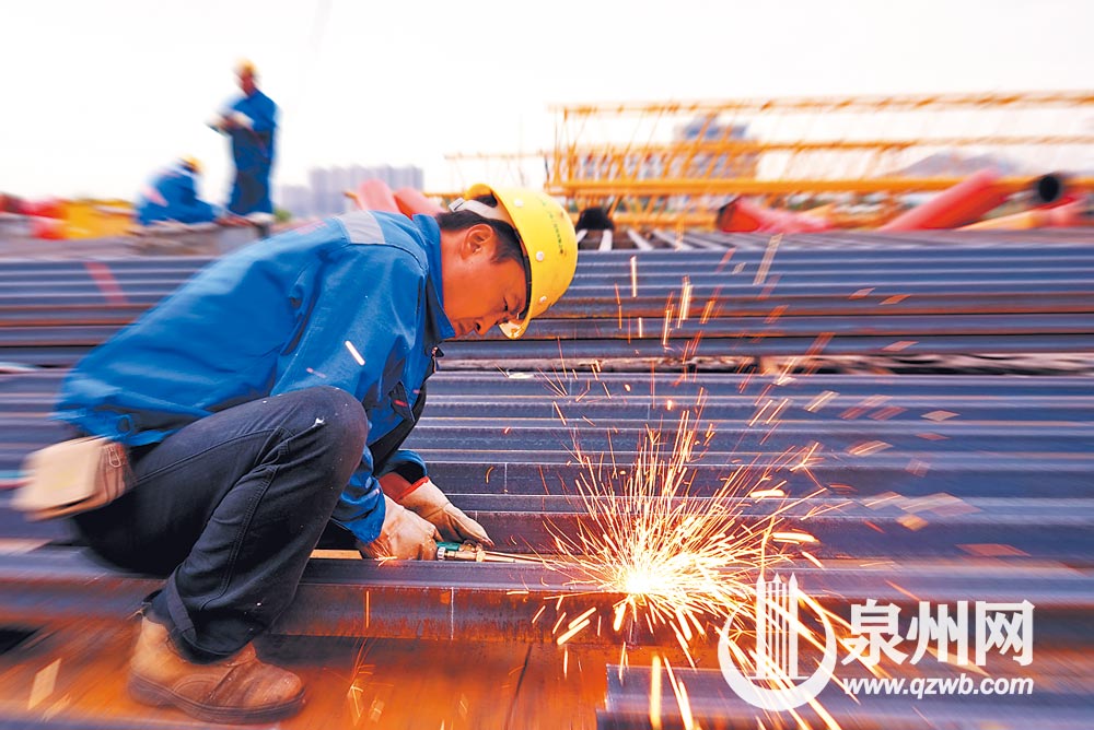 流出了汗水，蹦出了火花。（梁湉 摄）