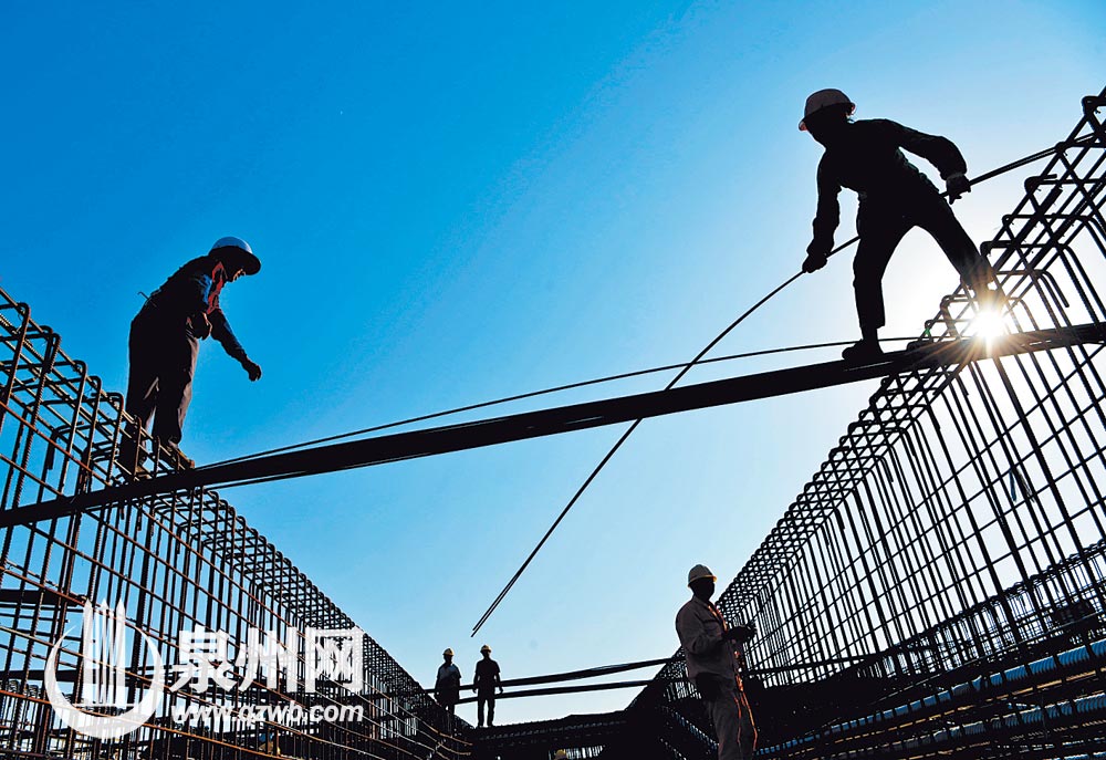 烈日灼人，不能阻挡建设者奋战的步伐。（戴仲达 摄）