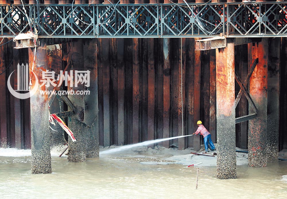 清洗淤泥，保护施工栈桥。（黄碧琼 摄）