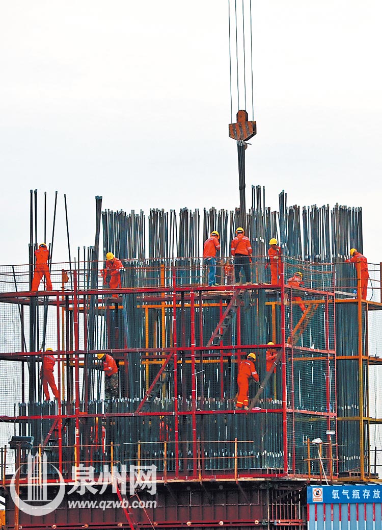 每一天都要面对枯燥的钢筋水泥丛林，工人们却始终斗志昂扬。（黄碧琼 摄）