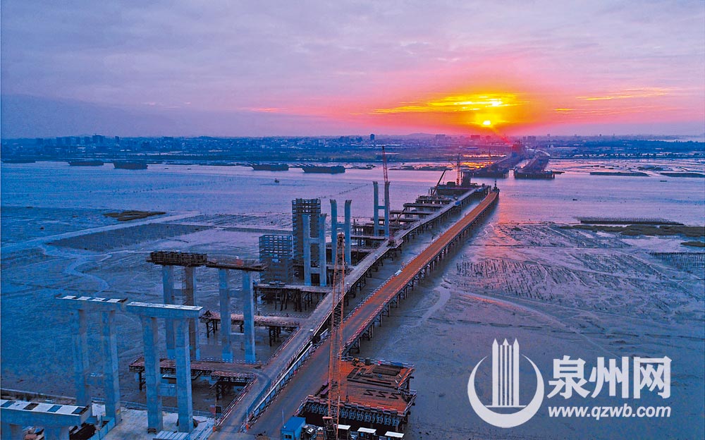 朝阳下的大桥已经显露出雏形。再过两年，天堑将变成通途。（陈英杰 摄）