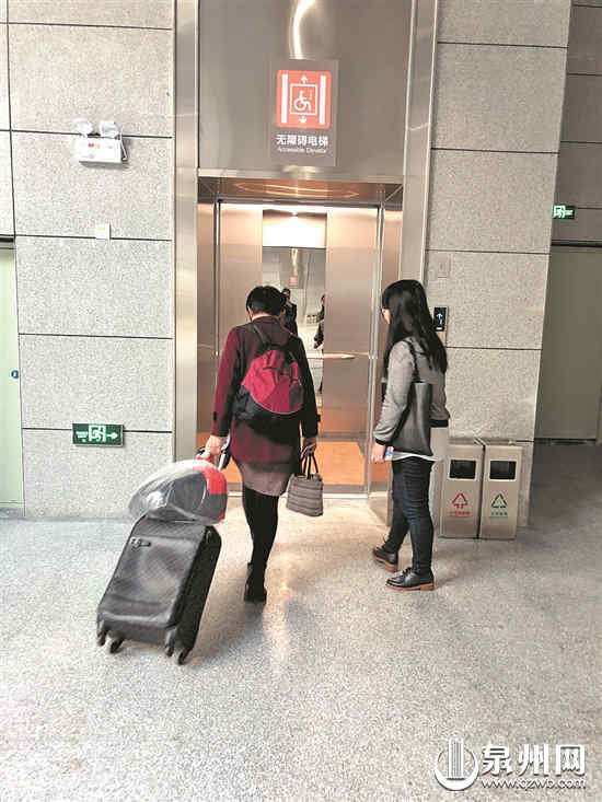 泉州火车站枢纽站垂直电梯启用，方便乘客进入二楼候车室。