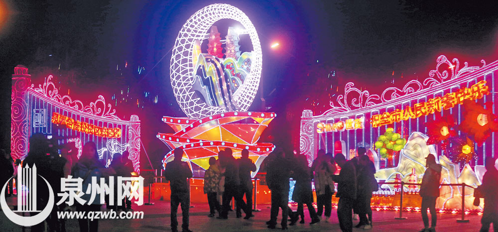 昨日正月十二，上元灯亮了。图为海上丝绸之路艺术公园吸引了市民游园赏灯。（陈小阳 摄）