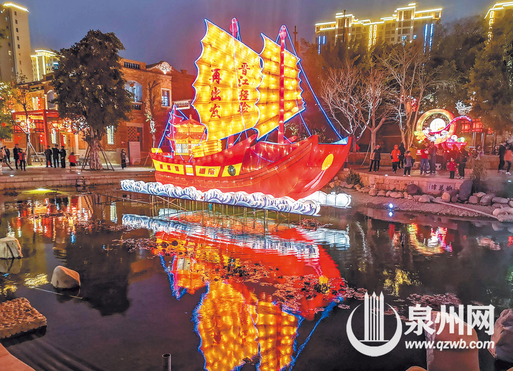 昨日18时许，晋江五店市，主题为“晋江经验再出发”的花灯首次亮起，优美的造型和喜庆的配色吸引人们驻足观赏。（庄丽祥 摄）