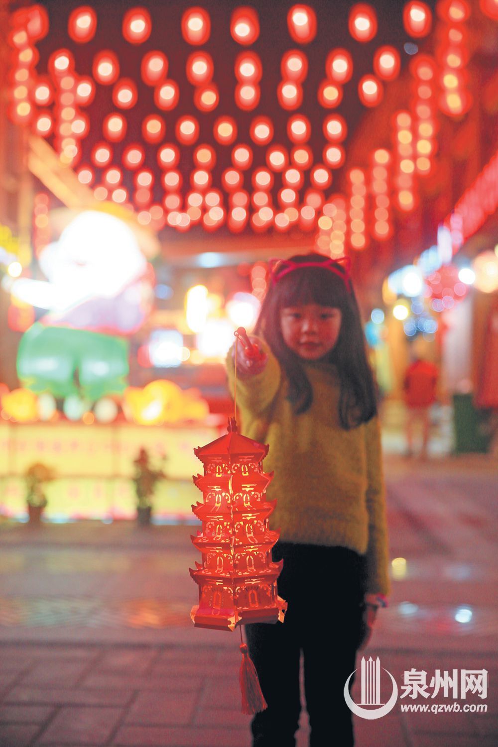 提上元宵灯逛街