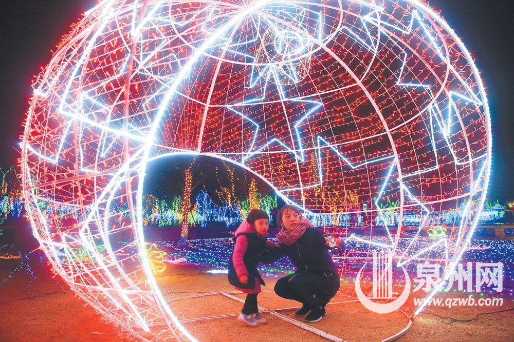 晋江安海的元宵节灯光秀，不少家长带着孩子来体验。