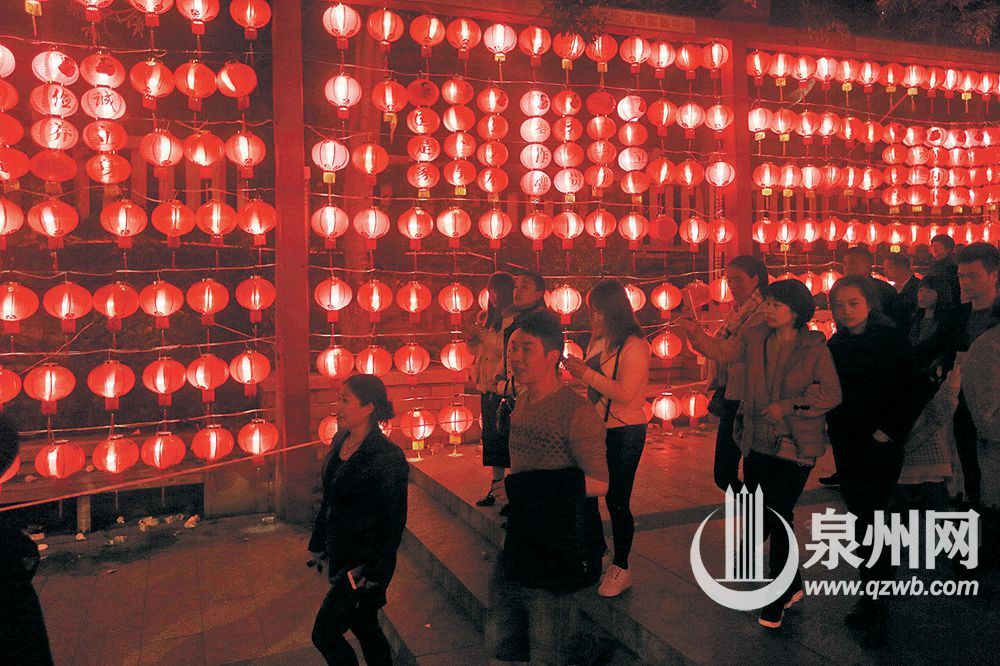 晋江五店市，满墙红灯笼。