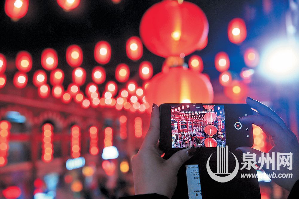 花灯五光十色、色彩斑斓，忍不住掏出手机拍下唯美瞬间。
