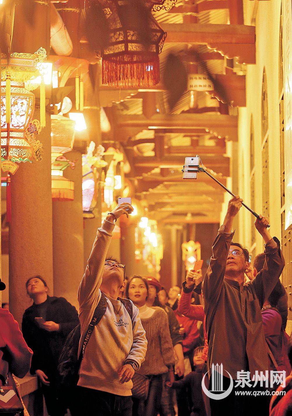 手机拍下自己喜爱的花灯